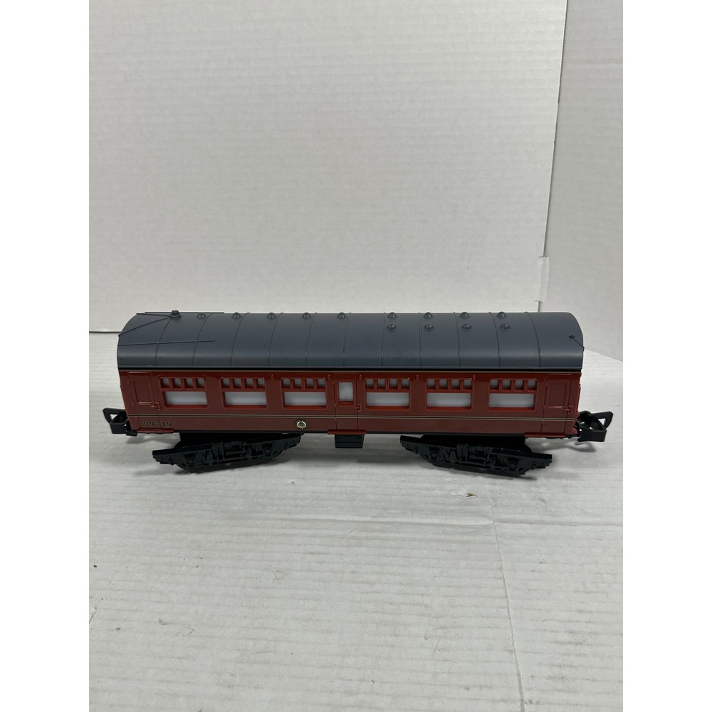 Lionel Hogwarts Express Passenger Coach 99719 Harry Potter Maroon OO HO Gauge